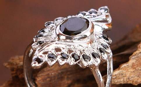 读《一枚铁戒指的故事》有感500字