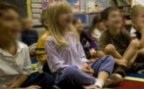 幼儿园小班语言公开课优秀教案《贪吃的变色龙》