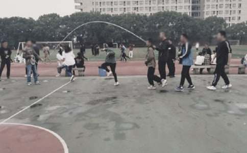 实用的操场上教案四篇