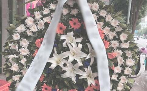 微笑着祭奠,祭奠我们逝去的青春作文