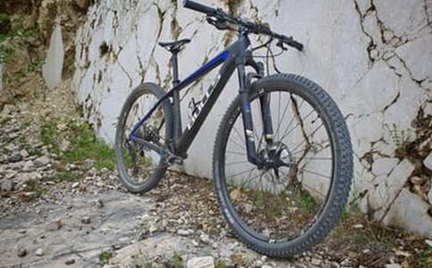 骑行佩戴头盔的宣传标语